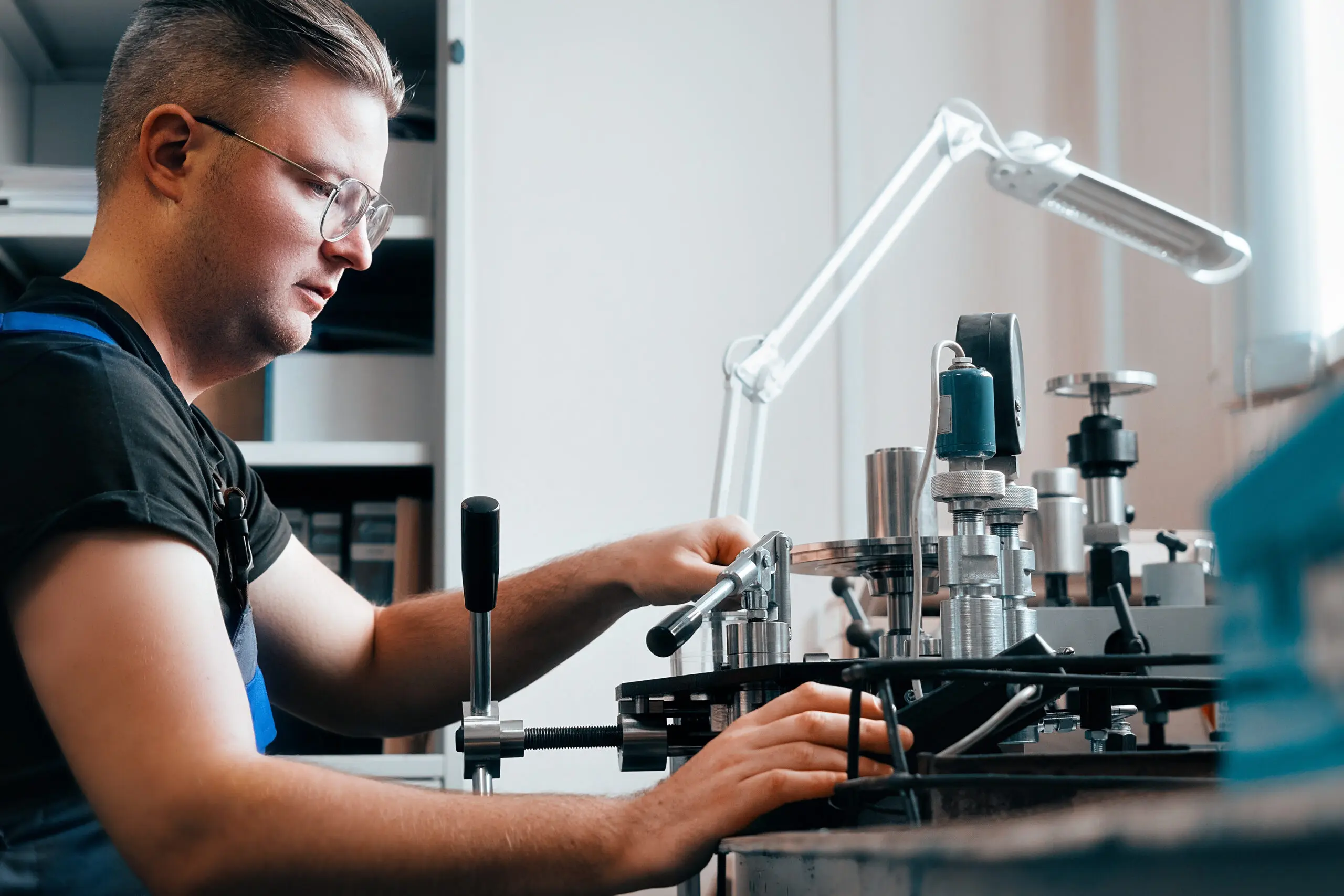 Professional calibration of pressure gauges and sensors.
